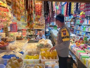 Kapolres Toba  Antisipasi Hal kelangkaan Minyak Goreng Dengan langsung memonitor ke Pasar maupun grosir – grosir