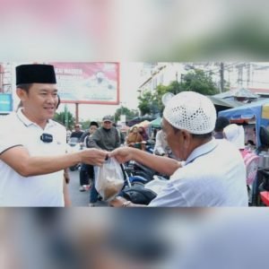 Ketua Harian Golkar Tanjungbalai Borong Takjil dan Bagikan Kepada Masyarakat