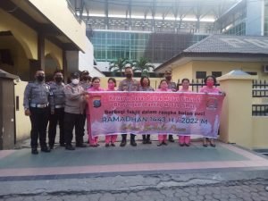 Kapolsek Medan Timur Bersama Ibu Bayangkari Ranting Medan Timur Berbagi Takjil Dan Masker Kepada masyarakat