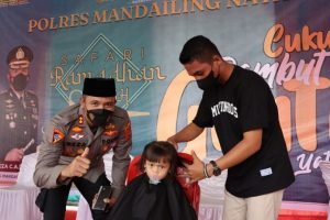 Dengan Semangat Ramada Kapolres Madina Membuka Pangkas Geratis Dan Baksos