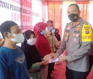 Kapolres Mandailing Natal Salurkan Bantuan Pedagang Kaki Lima Dan Warung (BTPKLW)