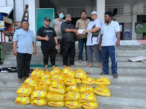 Golkar Berbagi Tali Asih Kepada Petugas Kebersihan dan Tukang Parkir Masjid Agung