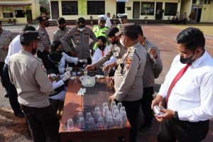Kapolres Dairi Melakukan Tes Urine Mendadak Kepada Personil Polres Dairi Secara Acak