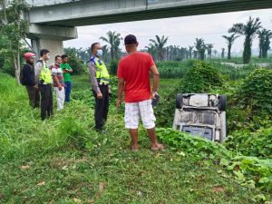 Satu Unit Mobil Penumpang Pribadi Mengalami Laka tunggal dekat fly over jalan tol desa Penara kebon.