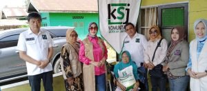 Pembina Kartini Ksj Serahkan Kursi Roda di Desa Terpencil .