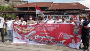 Dalam Menyambut Hut Kemerdekaan Pokdarkamtias Bayangkara Deliseedang, Membagikan Bendera Kepada Masyarakat Yang Melintas Simpang Polres Tanjung Morawa