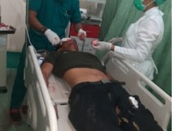 TERJADI LAKA MOBIL AMBULAN RS. H. ADAM MALIK MENGANGKUT JENAZAH KONTRA SEPTOR HONDA CB150R