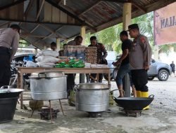 Peduli Korban Banjir, Polres Aceh Barat Gelar Dapur Umum dan Salurkan Bantuan Sembako di Kecamatan Woyla Barat