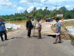 Pantau Kerusakan Pasca Banjir, Pj Bupati Aceh Barat Berkunjung ke Desa Blang Luah, Woyla Barat.