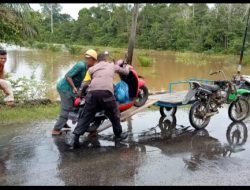 Personel Polsek Bubon Bantu Warga Yang Terjebak Banjir Dijalan Meulaboh – Woyla