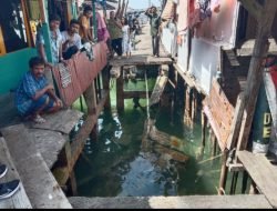 Guna Membantu Aktivitas Masyarakat Bhabinkamtibmas Polres Sibolga Membantu Mendirikan Jembatan Penyeberangan Sementara.