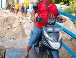 Aktivitas Masyarakat Puri Anom Susah Melintas Akibat Pembangunan Jembatan Desa Namo Gajah Rusak Total