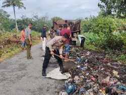 Bhabinkamtibmas Polsek Meureubo Polres Aceh Barat melaksanakan Gotong Royong Bersama Warga