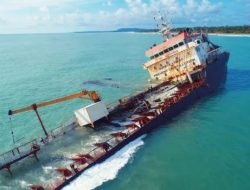 KAPAL MT. AASHI TERDAMPAR DI PERAIRAN DESA HUMENE SIHENE’ASI KECAMATAN TUGALA OYO KABUPATEN NIAS UTARA