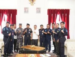 DIREKTUR JENDRAL PSDKP LAKSDA TNI ADIN NURAWALUDDIN M.HAN BESERTA ROMBONGAN MELAKSANAKAN PEMANTAUAN SECARA VISUAL INDIKASI PENYEBARAN TUMPAHAN ASPAL MENTAH MUATAN KAPAL MT. AASHI DI PERAIRAN KABUPATEN NIAS UTARA