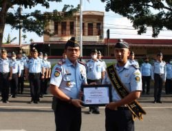 Penyerahan piagam penghargaan pegawai teladan