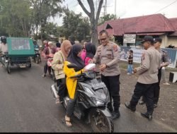 Kapolsek Pkl Brandan Berbagi Takzil Kepada Warga yang melintas