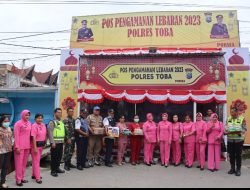 Berikan Bingkisan Di Pos PAM, Ketua Bhayangkari Polres Toba: Berikan Pelayanan Yang Terbaik Kepada Masyarakat Dan Pemudik
