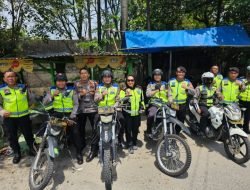 Kapolsek Medan Tuntungan bersama Pamatwil Operasi ketupat Toba 2023 kompol Ferry mengurai kepadatan arus lalin di Hari Lebaran Bersama Tim Pengurai Samapta Polrestabes Medan Tahun ini