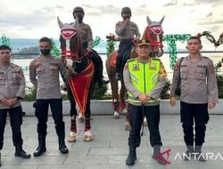 Polres Simalungun dan Polda Sumut gelar patroli berkuda di Parapat Senin, 1 Mei 2023 .