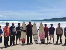 PERSIPAN COMPENTITION SURFING DI PANTAI TUREDAWOLA AFULU NIAS UTARA MENDAFTAR JALUR PERSATUAN SELANCAR OMBAK INDONESIA (PSOI)