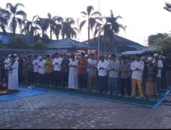 Petugas dan Warga Binaan Laksanakan Sholat Idul Adha Berjamaah di Lapangan Apel Lapas Kelas IIB Tebing Tinggi.