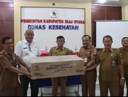 PEMBAGIAN 226 ALAT PEMBAGIANANTROPOMETRI DI SELURUH POSYANDU WILAYAH KABUPATEN NIAS UTARA  Bertempat di Aula Dinas Kesehatan Kab. Nias Utara di laksanakan. Pembagian 226 Alat Antropometri Diseluruh Posyandu Wilayah Kabupaten Nias Utara, selasa, 10 Oktober 2023  Bupati Nias Utara membagikan 226 alat antropometri secara simbolis melalui Camat dan Kepala Puskesmas yang selanjutnya akan dibagikan diseluruh Posyandu di wilayah Kabupaten Nias Utara. Alat antropometri yang dibagikan merupakan hasil kunjungan Bapak Bupati Nias Utara di Kementerian Kesehatan RI beberapa waktu yang lalu.  Alat antropometri merupakan Hibah dari Kementerian Kesehatan RI yang berupa alat standar yang wajib ada di Posyandu untuk menimbang dan mengukur tinggi badan Anak di Posyandu. Alat yang memenuhi standar mendukung terselenggaranya pelayanan kesehatan yang paripurna.  Bupati Nias Utara  Amizaro Waruwu  berharap agar alat antropometri segera di distribusikan dimasing-masing Posyandu. Selanjutnya Kepala Puskesmas untuk melakukan pelatihan kepada Kader tentang cara penggunaan alat antropometri.  Kontributor  Edu Harefa
