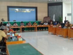 RDP KOMISI 1 DPRD KAB. NIAS UTARA DENGAN MASYARAKAT DESA HILIMBOSI AKIBAT PENCEMARAN LINGKUNGAN TERKAIT ASPHALT MIXING PLANNT (AMP) MILIK PT. KARUNIA SEJAHTRA SEJATI