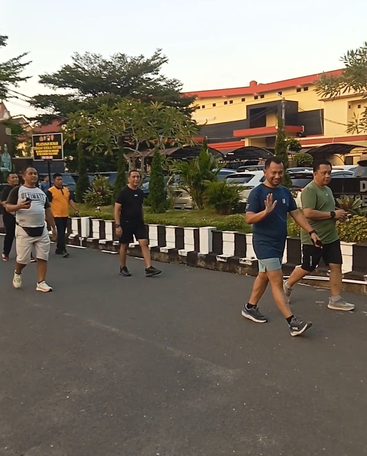Direktorat Narkoba (Dirnarkoba ) Polda Sumut Jaen Calvin Simajuntak, Jalan Sehat Bersama Kasubid 1,2,3 Dan Wasidik bersama Anggota Di Mapolda Sumut